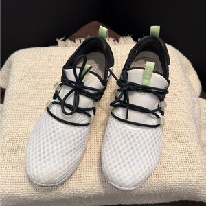 Vionic black & white mesh athletic shoes